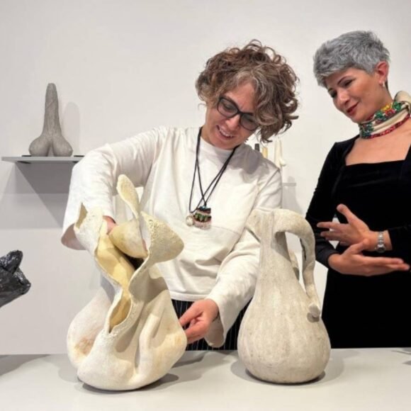 t24_haber She worked as a volunteer psychologist in Yazidi camps, translating the lament into ceramics